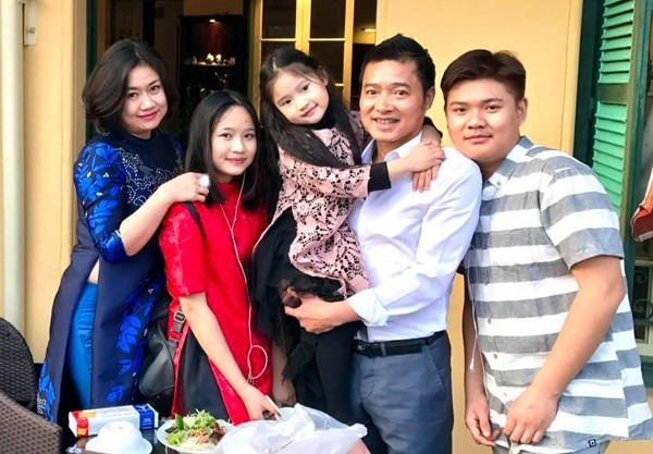 Nói về cuộc sống của mình, Hồng Sơn từng chia sẻ anh có hai nửa riêng biệt. Một nửa cuộc sống rất hòa đồng, cởi mở ngoài đời thường và một cuộc sống trên sân cỏ. Với nam danh thủ, tôn chỉ cuộc sống của anh chính là gia đình. Khi ở trên sân cỏ, anh có thể cống hiến hết mình cho bóng đá, nhưng khi về nhà lại là một người cha, người chồng rất cần mẫn.