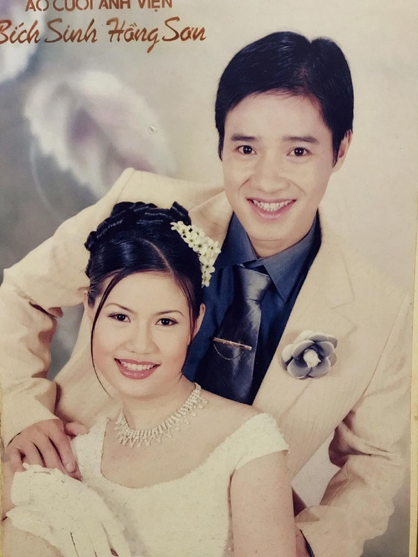 Cặp đôi kết hôn từ năm 2002 và có 3 con. Sau 20 năm gắn bó, gia đình anh vẫn luôn tràn ngập tiếng cười với người chồng giỏi giang, người vợ dịu dàng cùng các con ngoan ngoãn.