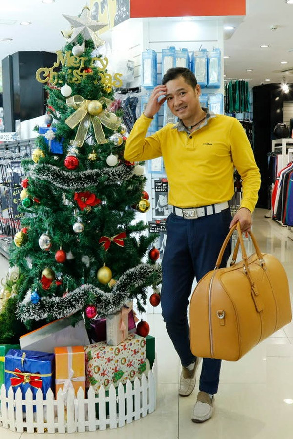 Trong chương trình "Gõ cửa thăm nhà", vợ danh thủ Hồng Sơn tiết lộ cả hai đến với nhau vì duyên nợ. Thời điểm đó, Hồng Sơn là cầu thủ nổi tiếng nên những buổi hẹn hò của cặp đôi thường kín đáo. Họ đều ngại bị để ý chuyện đời tư.