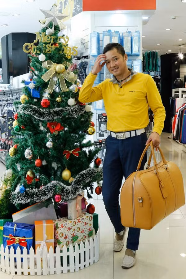 Trong chương trình "Gõ cửa thăm nhà", vợ danh thủ Hồng Sơn tiết lộ cả hai đến với nhau vì duyên nợ. Thời điểm đó, Hồng Sơn là cầu thủ nổi tiếng nên những buổi hẹn hò của cặp đôi thường kín đáo. Họ đều ngại bị để ý chuyện đời tư.