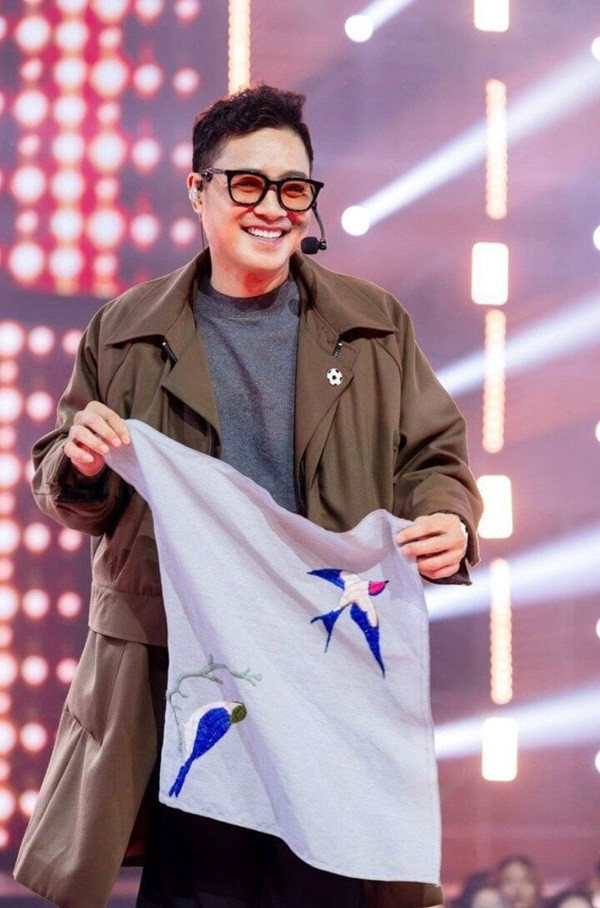 Mới đây, Hồng Sơn chính là nhân tố đặc biệt trong chương trình "Anh trai vượt ngàn chông gai". Cựu danh thủ tiết lộ được gia đình và bạn bè ủng hộ hết mình khi nhận lời tham gia chương trình. Dù thẳng thắn chỉ ra điểm yếu là ca hát nhưng với tinh thần thể thao quyết liệt, máu lửa, Hồng Sơn cho biết không hề ngại "chông gai" hay thử thách.