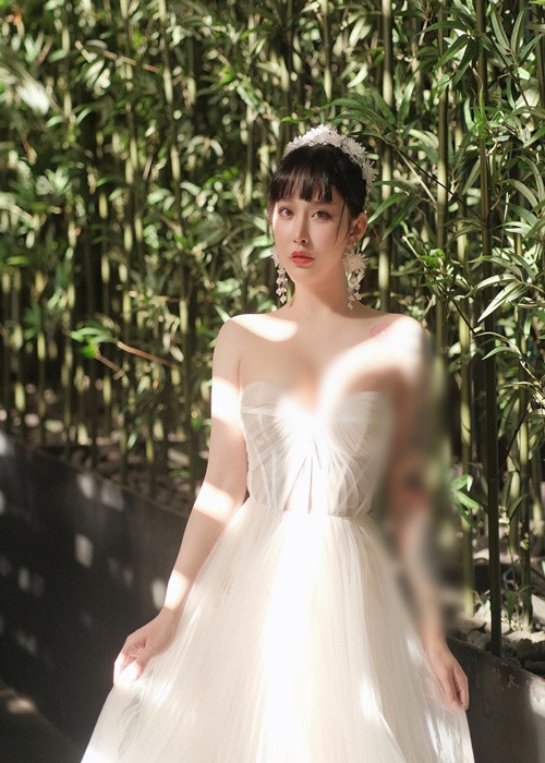 Hot girl xăm trổ mặc váy cúp ngực “o ép” vòng một.