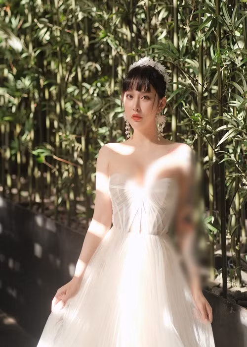 Hot girl xăm trổ mặc váy cúp ngực “o ép” vòng một.