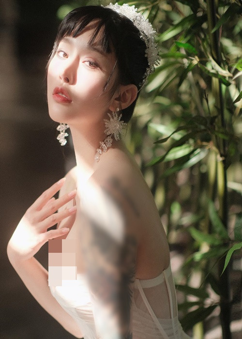 Tống Dục Hân sinh năm 1994, đến từ Nam Kinh, Trung Quốc. Cô là một trong những hot girl khá nổi tiếng.