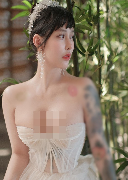 Cô nàng được nhiều cư dân mạng yêu thích bởi vóc dáng nóng bỏng cùng những hình xăm lớn trên người.