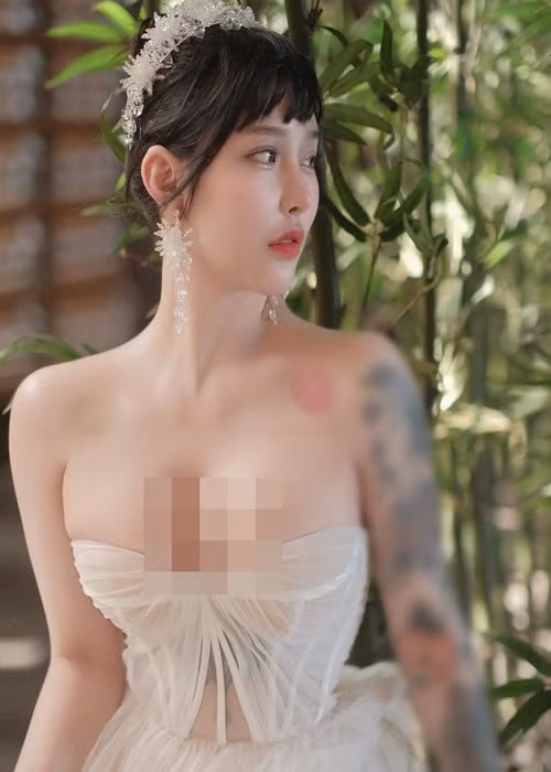 Cô nàng được nhiều cư dân mạng yêu thích bởi vóc dáng nóng bỏng cùng những hình xăm lớn trên người.