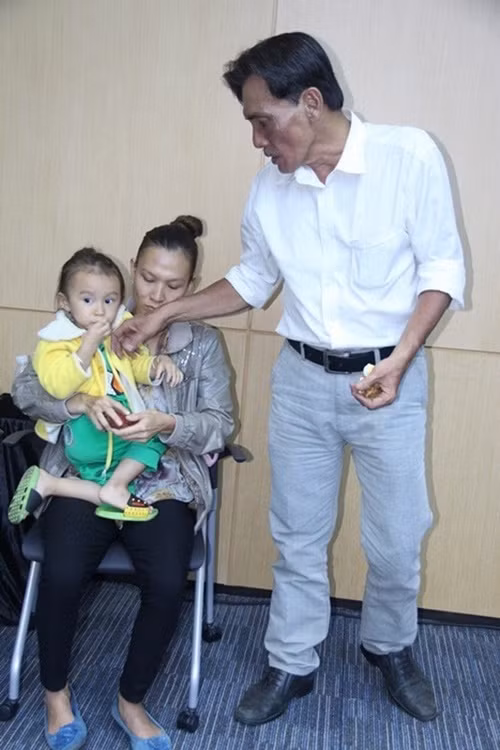 “Tôi thấy không vui, cứ gặp nhau là không vui. Thi thoảng tôi nhớ con gái quá thì qua thăm, chứ cô ấy không dẫn con qua đây đâu", nam diễn viên chia sẻ. Ảnh: Người Đưa Tin.