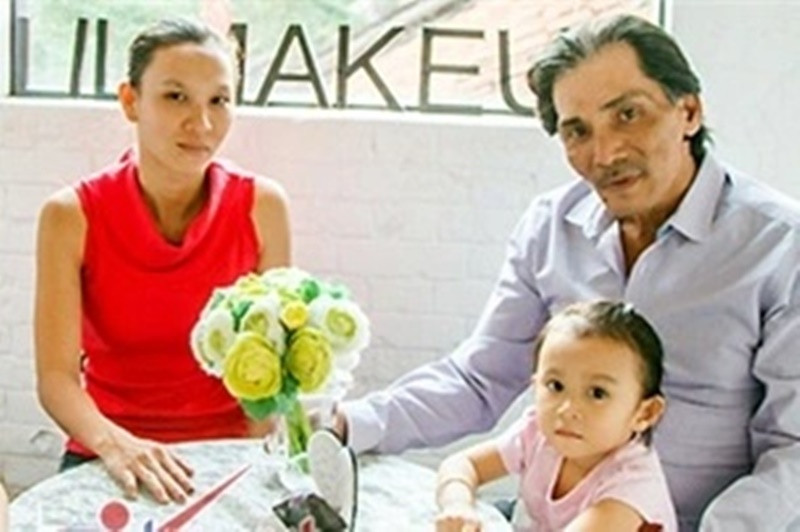 Mối quan hệ giữa Thương Tín và vợ kém 32 tuổi gây ồn ào vào năm 2021 khi nam diễn viên cho biết, vợ và con gái đã sang nhà một người quen ở TP HCM sống nhờ vì không chịu nổi cảnh khổ. Ảnh: Vietnamnet.