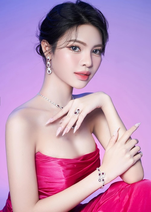 Fanpage cuộc thi Miss International Queen - Hoa hậu Chuyển giới Quốc tế 2024 vừa đăng tải hình ảnh Á hậu Tường San - đại diện Việt Nam.