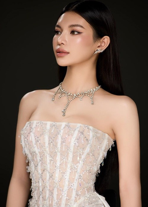 Tường San chuộng mặc trang phục khoe vòng eo rắn nước.