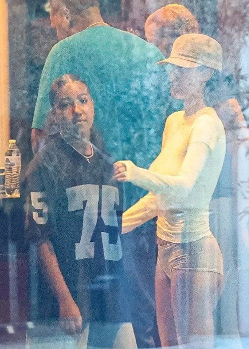 Trang phục "mặc như không" nơi công cộng khiến Bianca Censori bị nhiều cư dân mạng chỉ trích. Ảnh: Backgrid.