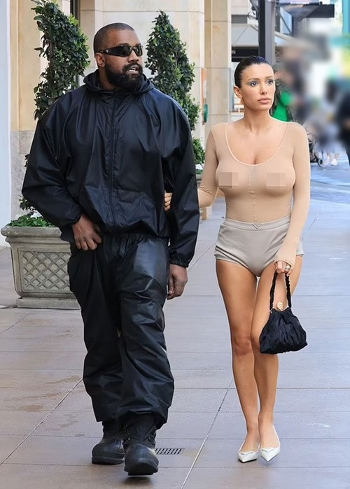 Theo Người Lao Động, tháng 9/2023, vợ chồng Kanye West bị một hãng cho thuê “taxi nước” ở Venice - Ý cấm suốt đời vì nam rapper để lộ vòng ba nơi công cộng. Ảnh: Backgrid.