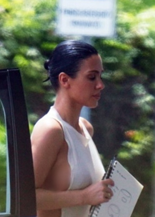 Bianca Censori từng diện trang phục như đồ bơi một mảnh, không quá ôm sát cơ thể. Ngoài ra, nữ kiến trúc sư dường như không mặc nội y. Chính vì vậy, vợ Kanye West lộ vòng 1 và vòng 3 hớ hênh. Ảnh: Backgrid.