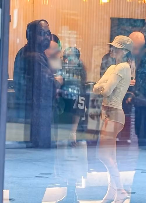  Vợ Kanye West mặc chiếc áo dài tay, quần ngắn cũn cỡn như đồ bơi. Ảnh: Backgrid.