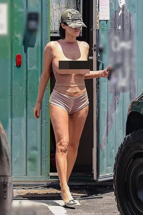 Cách đây không lâu, khi xuống phố, Bianca Censori mặc chiếc áo xuyên thấu nhưng "quên nội y", kết hợp cùng chiếc quần ngắn, bó chẽn. Nhanh chóng, nữ kiến trúc bị chỉ trích ăn mặc phản cảm. Ảnh: Backgrid.