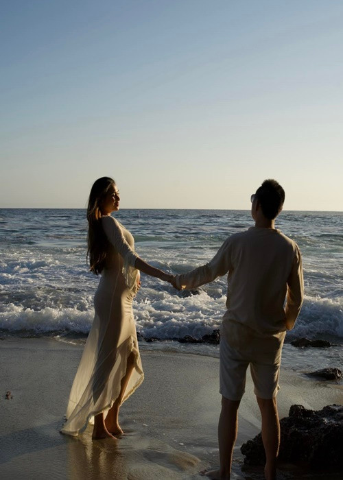 Vợ chồng Võ Hoàng Yến mong chờ từng ngày để được gặp con. "Không biết khi đón con, mẹ sẽ khóc bù lu bù loa hay cười ha ha như mọi lần nữa… Không biết đón con về mẹ sẽ bỡ ngỡ như thế nào khi chăm con đây.. Nhưng con yên tâm ba mẹ sẽ dành trọn vẹn tình yêu cho con, ông bà cũng mong con lắm. Muốn viết nhiều lắm, nhưng mẹ cũng hơi lười rồi, để mai mốt mẹ viết tiếp cho con. Biển hôm nay trời đẹp, đẹp như cả gia đình mình yêu nhau", nữ người mẫu viết. Ảnh: FB Võ Hoàng Yến.