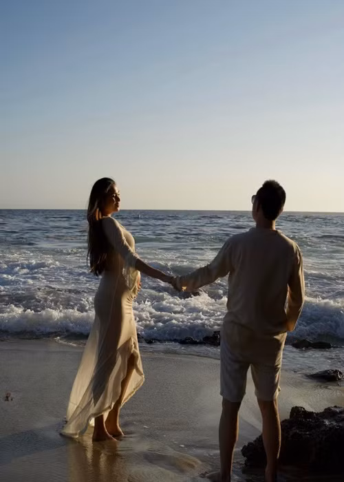 Vợ chồng Võ Hoàng Yến mong chờ từng ngày để được gặp con. "Không biết khi đón con, mẹ sẽ khóc bù lu bù loa hay cười ha ha như mọi lần nữa… Không biết đón con về mẹ sẽ bỡ ngỡ như thế nào khi chăm con đây.. Nhưng con yên tâm ba mẹ sẽ dành trọn vẹn tình yêu cho con, ông bà cũng mong con lắm. Muốn viết nhiều lắm, nhưng mẹ cũng hơi lười rồi, để mai mốt mẹ viết tiếp cho con. Biển hôm nay trời đẹp, đẹp như cả gia đình mình yêu nhau", nữ người mẫu viết. Ảnh: FB Võ Hoàng Yến.