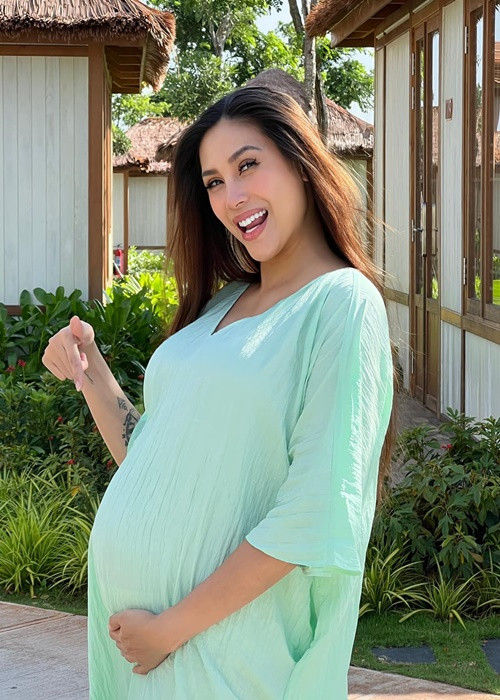 Nữ người mẫu gặp gỡ bạn bè khi về nước. Ảnh: FB Võ Hoàng Yến.