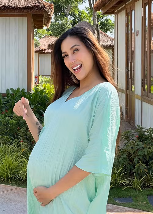 Nữ người mẫu gặp gỡ bạn bè khi về nước. Ảnh: FB Võ Hoàng Yến.