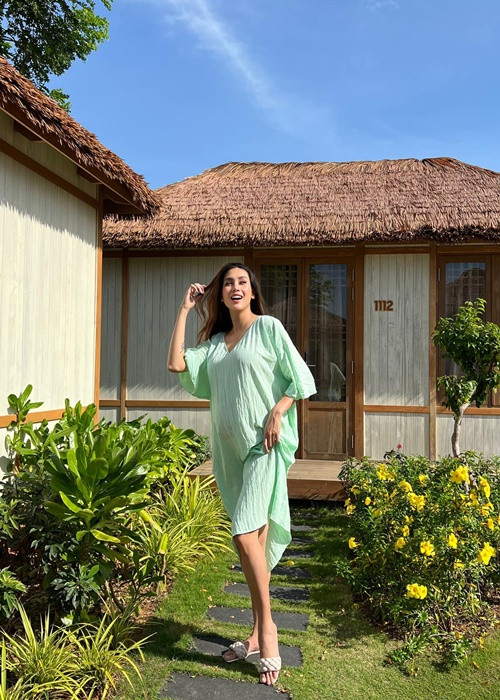 “Ê-kíp tôi đứng trong mà cứ “chị ơi, từ từ thôi nha chị, chị ơi nhẹ nhẹ, chị ơi coi chừng trơn, chị ơi gió gió”... lải nhải nhức đầu luôn”, nữ người mẫu viết. Ảnh: FB Võ Hoàng Yến.