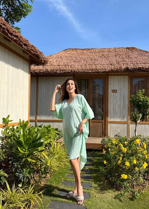 “Ê-kíp tôi đứng trong mà cứ “chị ơi, từ từ thôi nha chị, chị ơi nhẹ nhẹ, chị ơi coi chừng trơn, chị ơi gió gió”... lải nhải nhức đầu luôn”, nữ người mẫu viết. Ảnh: FB Võ Hoàng Yến.