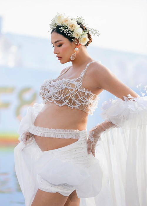 “Đây sẽ là một kỷ niệm vô cùng đặc biệt cho Nubi và mẹ. Sau khi con ra đời sẽ có những thứ thật hay để kể lại cho con. Với nhiều năm kinh nghiệm và bản lĩnh sân khấu cũng như sự chuẩn bị kỹ lưỡng, Yến tin mình đã có một dấu mốc thật đẹp”, Võ Hoàng Yến tâm sự. Ảnh: Báo Giao Thông.