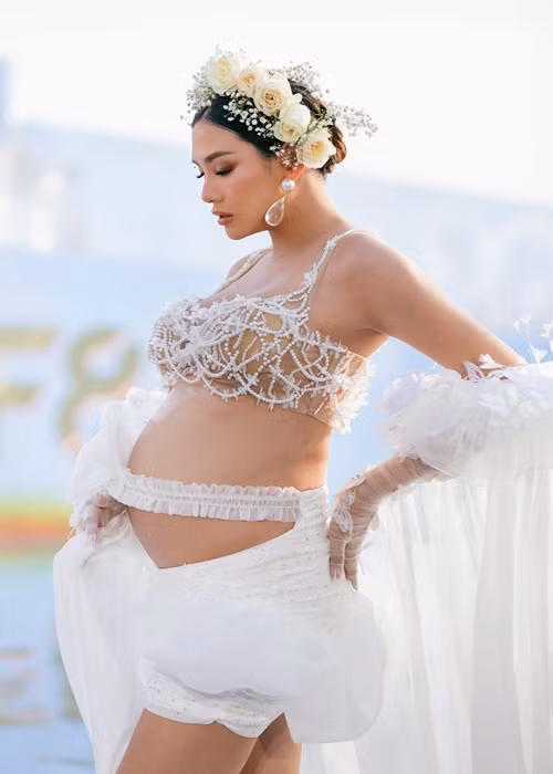 “Đây sẽ là một kỷ niệm vô cùng đặc biệt cho Nubi và mẹ. Sau khi con ra đời sẽ có những thứ thật hay để kể lại cho con. Với nhiều năm kinh nghiệm và bản lĩnh sân khấu cũng như sự chuẩn bị kỹ lưỡng, Yến tin mình đã có một dấu mốc thật đẹp”, Võ Hoàng Yến tâm sự. Ảnh: Báo Giao Thông.