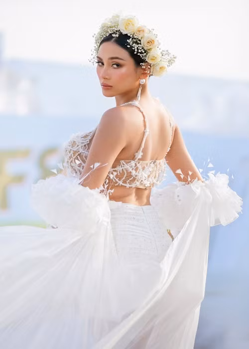 Chân dài chia sẻ, cô suy nghĩ rất nhiều trước khi quyết định nhận lời từ nhà thiết kế Tăng Thành Công. Ảnh: Báo Giao Thông.