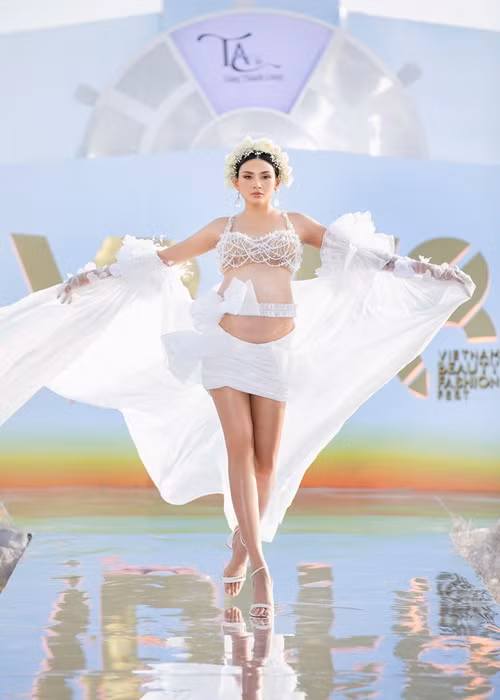 Trên sàn diễn thời trang, siêu mẫu Võ Hoàng Yến diện trang phục gợi cảm khoe bụng bầu vượt mặt. Ảnh: Báo Giao Thông.
