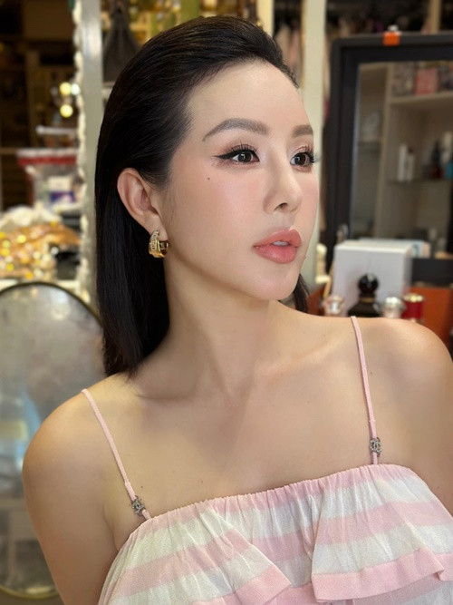 Nhan sắc của Thu Hoài được nhiều người nhận xét ngày càng thăng hạng.