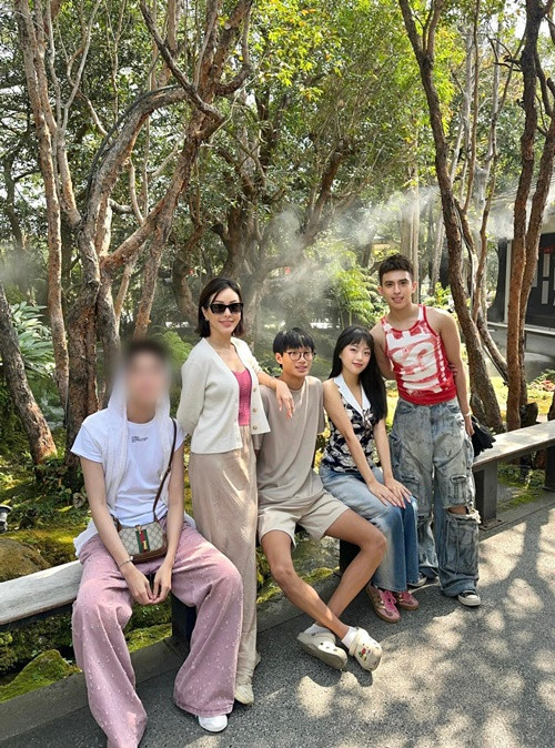 Thu Hoài cùng các con đi du lịch Thái Lan.