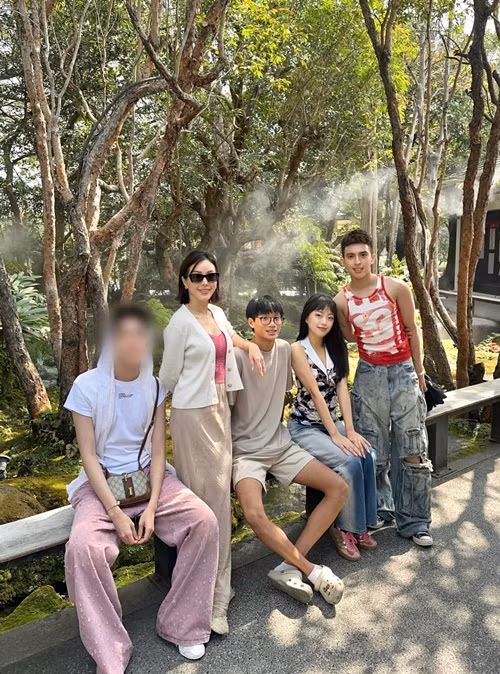 Thu Hoài cùng các con đi du lịch Thái Lan.