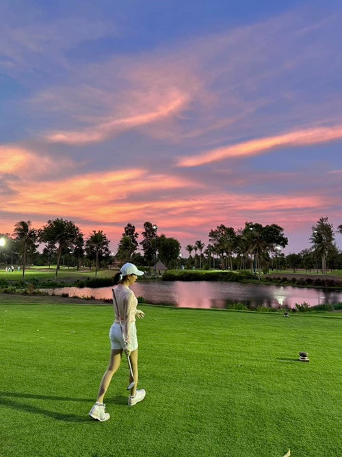 Cô tự thưởng cho bản thân những trang phục, phụ kiện đắt tiền, thường xuyên đi du lịch nhiều nơi sang trọng, đánh golf.