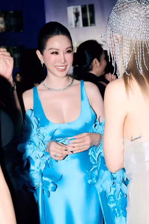 Cuoc song cua Hoa hau Thu Hoai sau ly hon chong kem 10 tuoi