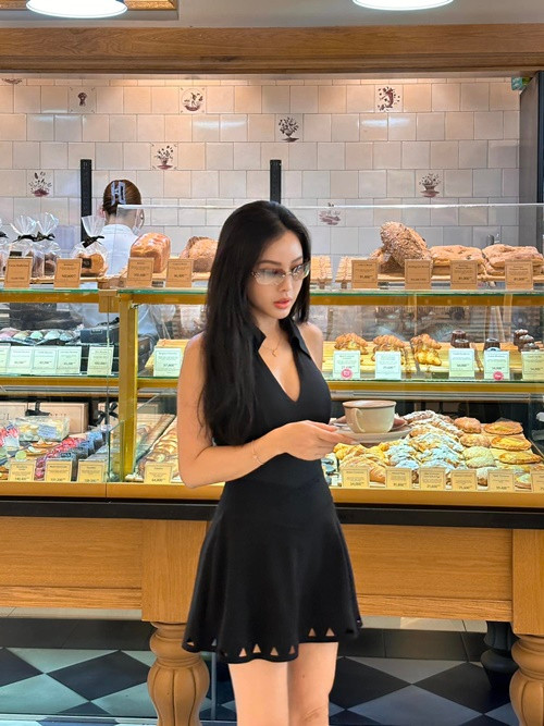 Nữ doanh nhân mặc táo bạo, quyến rũ hơn sau khi trở lại cuộc sống độc thân.