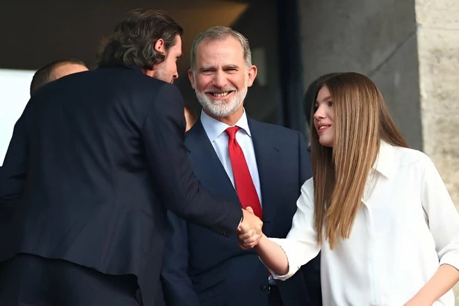 Dù mới 17 tuổi, mọi cử chỉ của Sofia đều toát lên khí chất Hoàng gia.