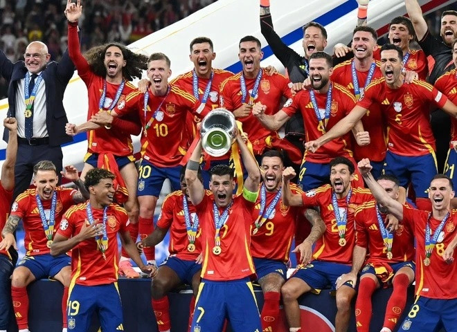 15/7 là ngày vui với thể thao Tây Ban Nha. Chỉ vài giờ trước khi đội tuyển bóng đá nam đăng quang EURO, tay vợt Carlos Alcaraz cùng giành chức vô địch Wimbledon, sau chiến thắng trước Djokovic.