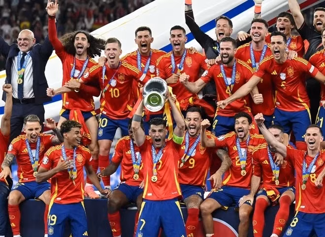 15/7 là ngày vui với thể thao Tây Ban Nha. Chỉ vài giờ trước khi đội tuyển bóng đá nam đăng quang EURO, tay vợt Carlos Alcaraz cùng giành chức vô địch Wimbledon, sau chiến thắng trước Djokovic.