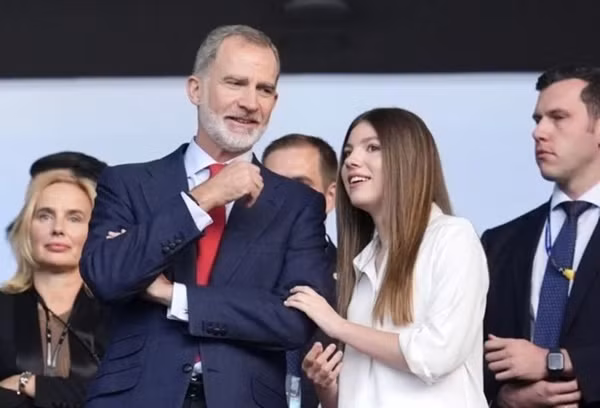 Cô gái có nụ cười rạng rỡ này là Infanta Sofia. Sofia là con gái thứ hai của Vua Felipe VI và Vương hậu Letizia. Hiện cô xếp thứ 2 trong dòng kế vị ngai vàng của Vương quốc Tây Ban Nha, sau chị gái là Leonor, Nữ thân vương xứ Asturias.