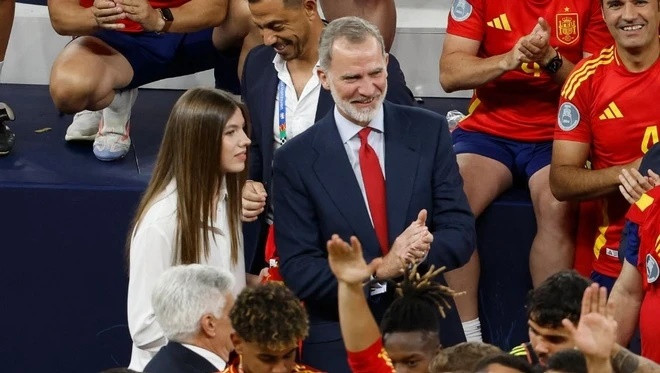 Tại Tây Ban Nha, danh xưng công chúa dành cho người thừa kế vương miện. Vì vậy, chỉ có chị gái của Sofia, Leonor được gắn với danh xưng này. Đến năm 18 tuổi, Sofia có thể được trao tặng danh hiệu Nữ công tước.