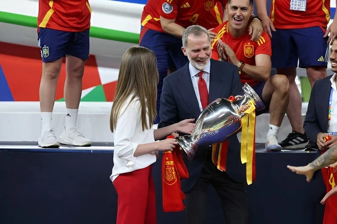 Sau trận chung kết, Sofia cùng cha xuống chung vui cùng tuyển Tây Ban Nha. Cô gái năm 2007 bẽn lẽn khi cùng Vua Felipe VI chạm vào chiếc cúp vô địch châu Âu.