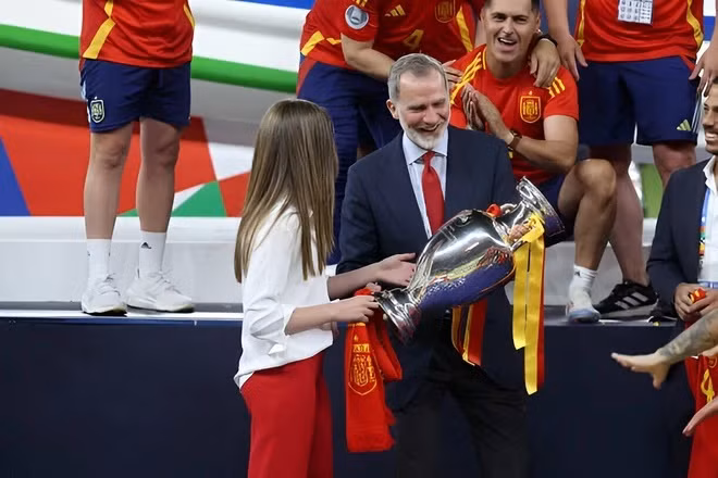 Sau trận chung kết, Sofia cùng cha xuống chung vui cùng tuyển Tây Ban Nha. Cô gái năm 2007 bẽn lẽn khi cùng Vua Felipe VI chạm vào chiếc cúp vô địch châu Âu.