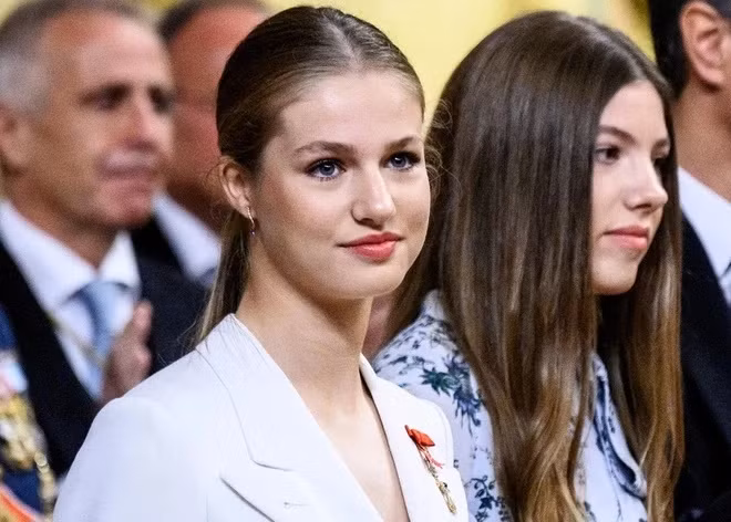 Sofia nhiều lần xuất hiện cùng chị gái Leonor trong các sự kiện của Hoàng gia Tây Ban Nha. Leonor từng được đồn có tình cảm với tiền vệ Gavi nhưng cả hai đã không đến với nhau.