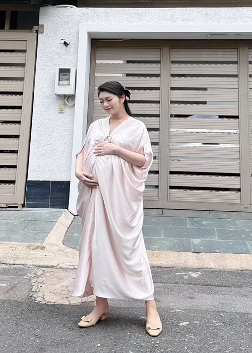 Chia sẻ về bạn đời, Thanh Trúc cho hay: "Anh ấy có những tính cách khiến tôi thấy trân trọng và ở bên anh ấy, tôi luôn cảm thấy mình được trân trọng. Tôi nghĩ chỉ cần nhiêu đó thôi là đủ để hai đứa sống với nhau đến cuối đời rồi".