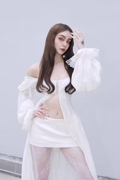 Năm 2023, MLee gây chú ý khi tham gia Chị đẹp đạp gió rẽ sóng. Trong chung kết cuộc thi này, cô vào nhóm Đạp gió cùng Trang Pháp, Lan Ngọc, Thu Phương, Lệ Quyên, Mỹ Linh và Diệp Lâm Anh.