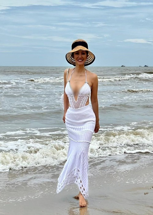 Vóc dáng gợi cảm của Hồng Nhung ở tuổi 54 “ăn đứt” gái trẻ Voc dang goi cam cua Hong Nhung o tuoi 54 “an dut” gai tre