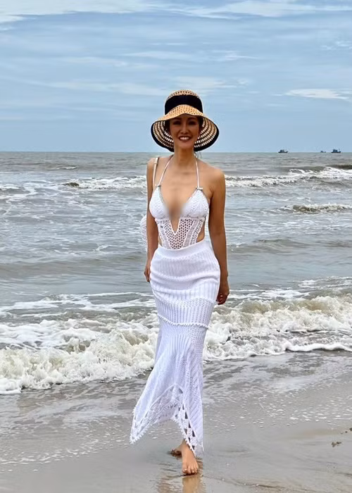 Voc dang goi cam cua Hong Nhung o tuoi 54 “an dut” gai tre