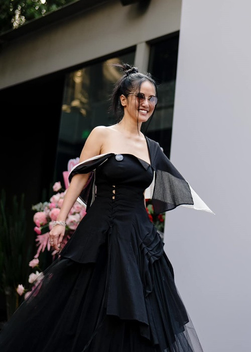 Nữ ca sĩ vẫn thường xuyên bay về nước tham gia các hoạt động nghệ thuật, sự kiện giải trí.