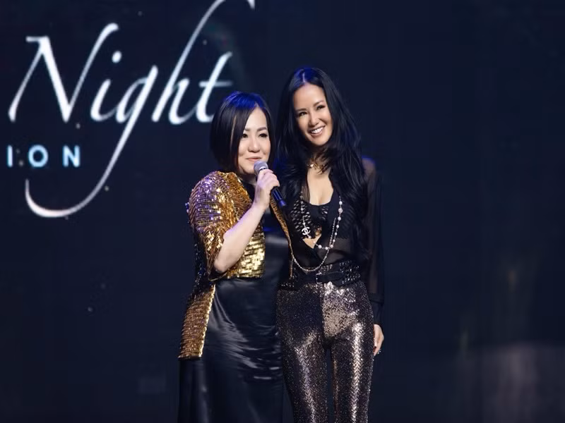 Người hâm mộ cho rằng nhan sắc của Hồng Nhung không thua kém gì các cô gái đôi mươi.