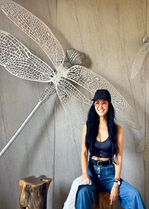 Cơ bụng của nữ ca sĩ săn chắc, dẻo dai khiến nhiều cô gái phải ghen tỵ.